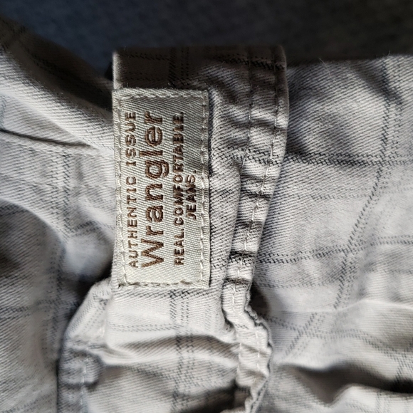 Wrangler gray plaid cargo shorts, size  36 - Picture 3 of 5